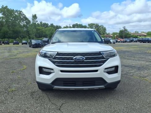 Used 2023 Ford Explorer XLT w/ Equipment Group 202A AWD/4WD image 2