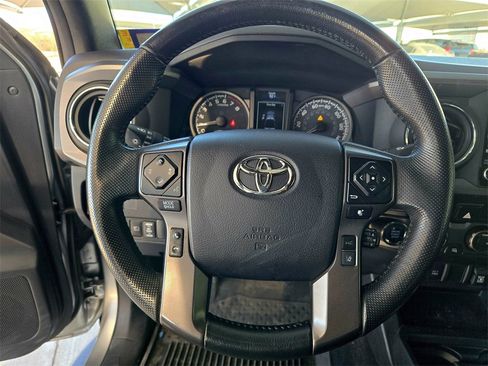Used 2022 Toyota Tacoma TRD Off-Road image 14
