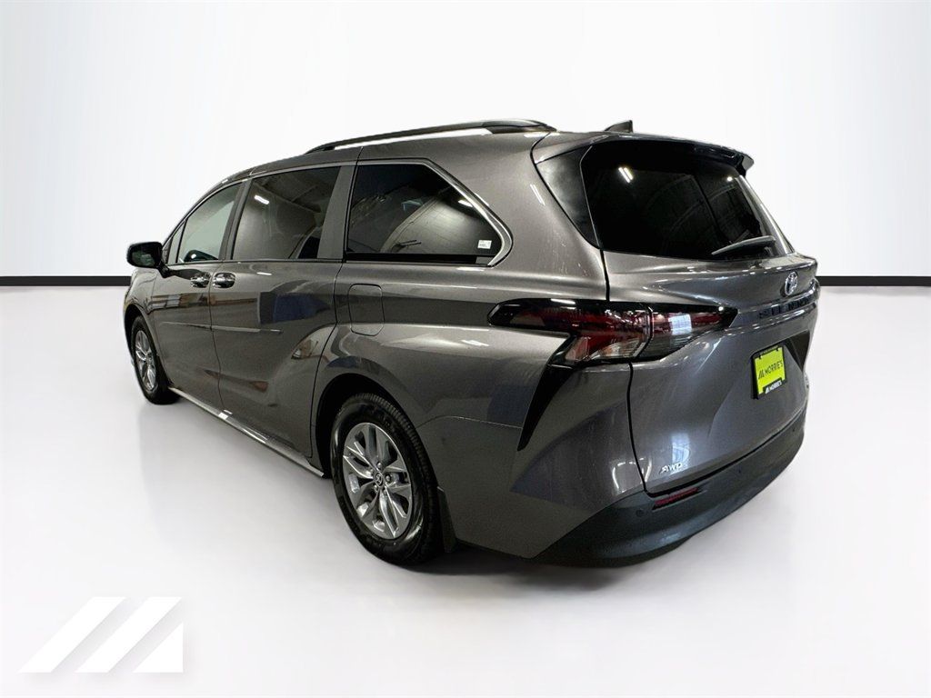 Used 2024 Toyota Sienna XLE AWD/4WD image 7
