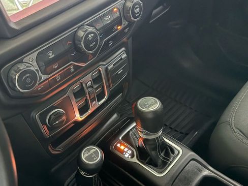 Used 2019 Jeep Wrangler Unlimited Sahara image 21