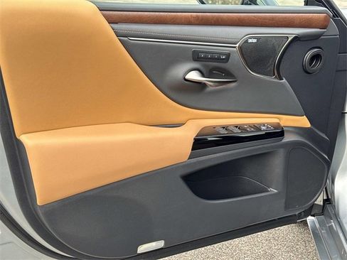 New 2025 Lexus ES 300h w/ Luxury Package image 17
