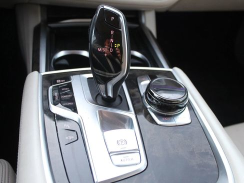 Used 2018 BMW 750i image 19