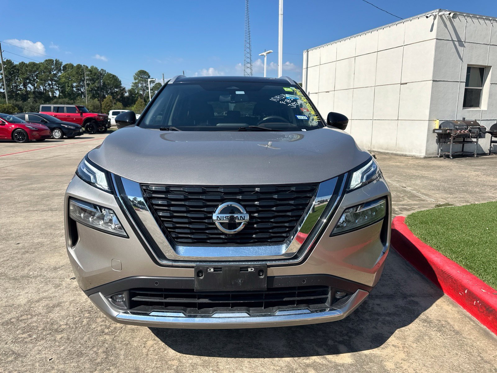Used 2021 Nissan Rogue Platinum FWD image 2