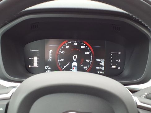 Used 2019 Volvo XC60 T5 Momentum w/ Premium Package image 9