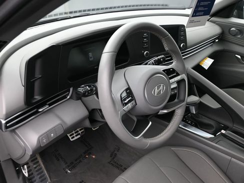 Certified 2025 Hyundai Elantra Sport image 27