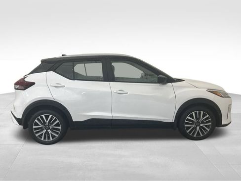 Used 2022 Nissan Kicks SV image 7
