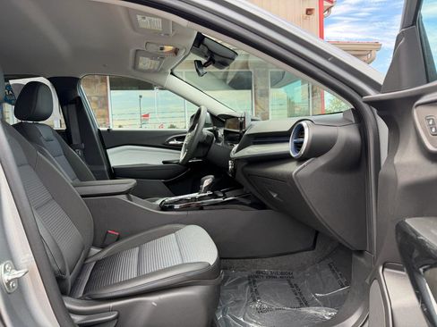 Used 2025 Chevrolet Trax LT FWD image 22