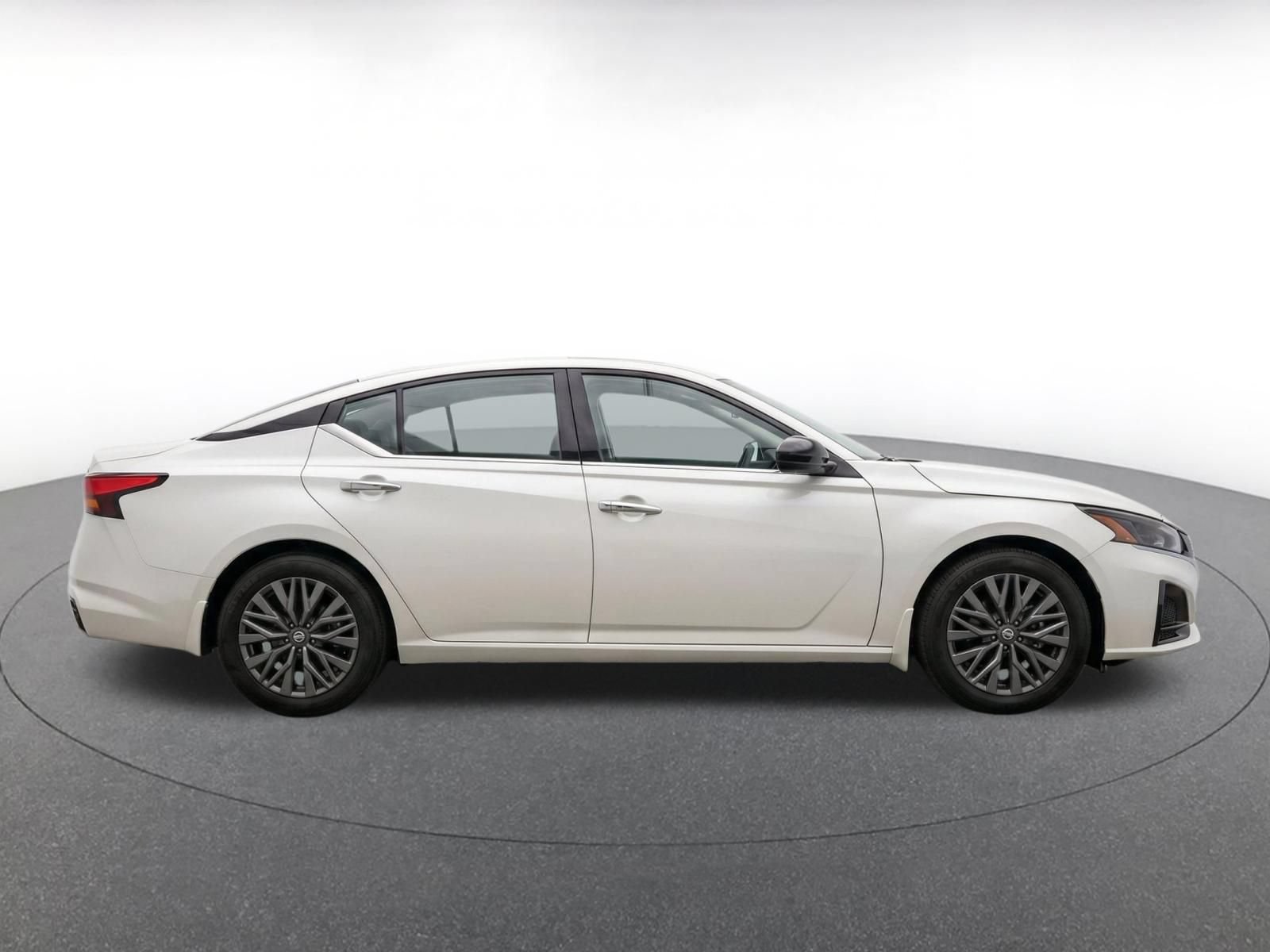 Used 2025 Nissan Altima 2.5 SV FWD image 9