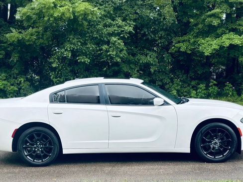 Used 2016 Dodge Charger SXT AWD/4WD image 2