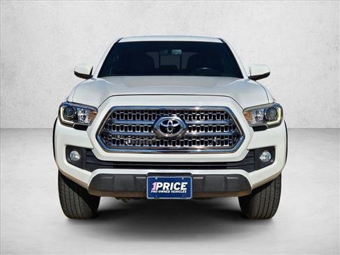 Used 2016 Toyota Tacoma TRD Off-Road image 2