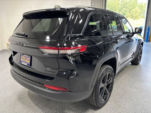 Used 2023 Jeep Grand Cherokee Limited w/ Black Appearance Package AWD/4WD image 7