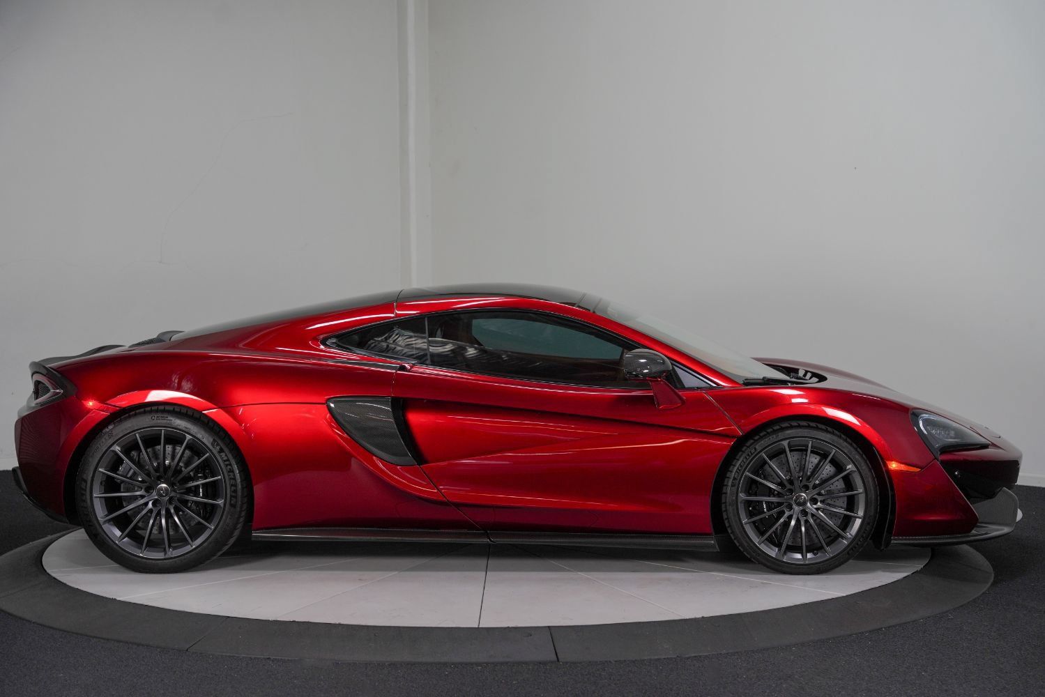 Used 2017 McLaren 570S RWD image 7