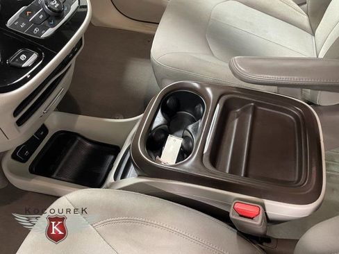 Used 2017 Chrysler Pacifica Touring Plus w/ Tire & Wheel Group image 18