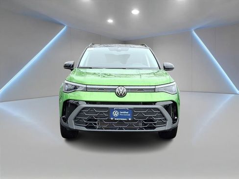 Used 2025 Volkswagen Taos SE AWD/4WD image 2