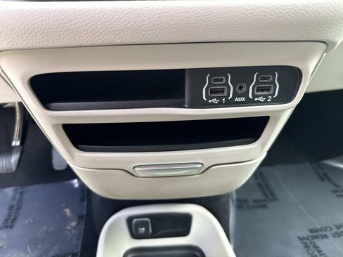 Used 2023 Chrysler Pacifica Touring-L FWD image 34