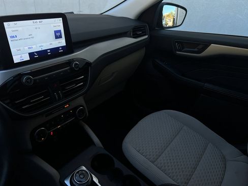 Used 2022 Ford Escape SE w/ SE Sport Appearance Package image 27