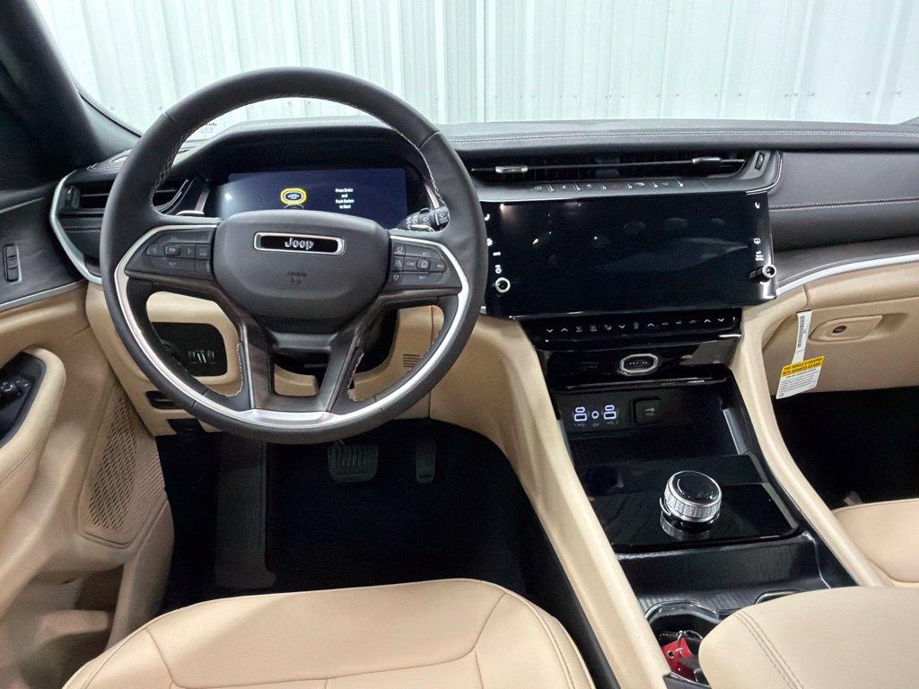 New 2027 Jeep Grand Cherokee Limited RWD image 12