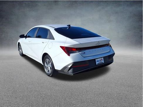 Used 2024 Hyundai Elantra SE FWD image 6