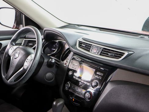 Used 2016 Nissan Rogue SV image 25