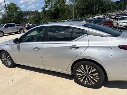 Used 2024 Nissan Altima 2.5 SV FWD image 16