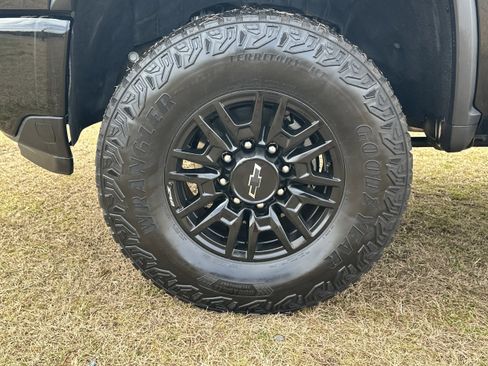 Used 2024 Chevrolet Silverado 2500 ZR2 w/ Technology Package image 11