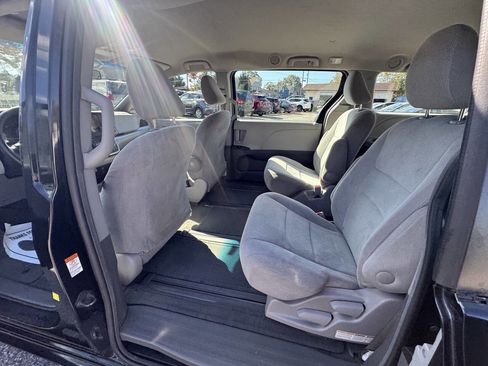 Used 2015 Toyota Sienna L image 31