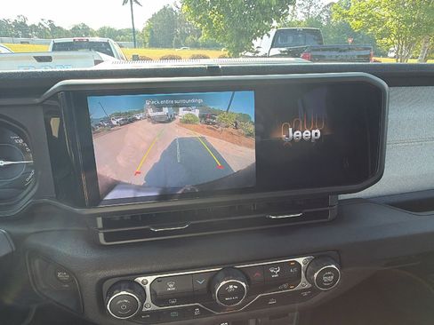 Used 2025 Jeep Wrangler Willys AWD/4WD image 32