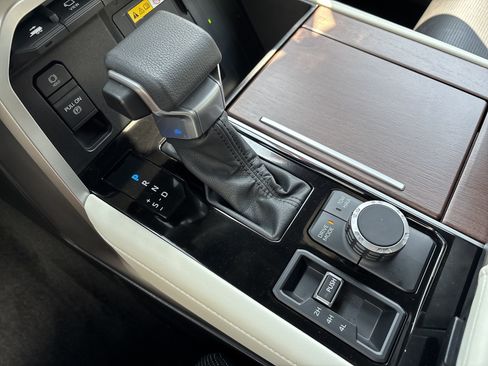 Used 2023 Toyota Sequoia Capstone AWD/4WD image 23