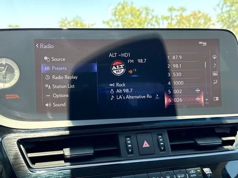 Used 2022 Lexus ES 300h w/ Premium Package FWD image 29