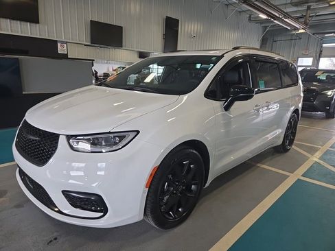 Used 2025 Chrysler Pacifica Limited image 2