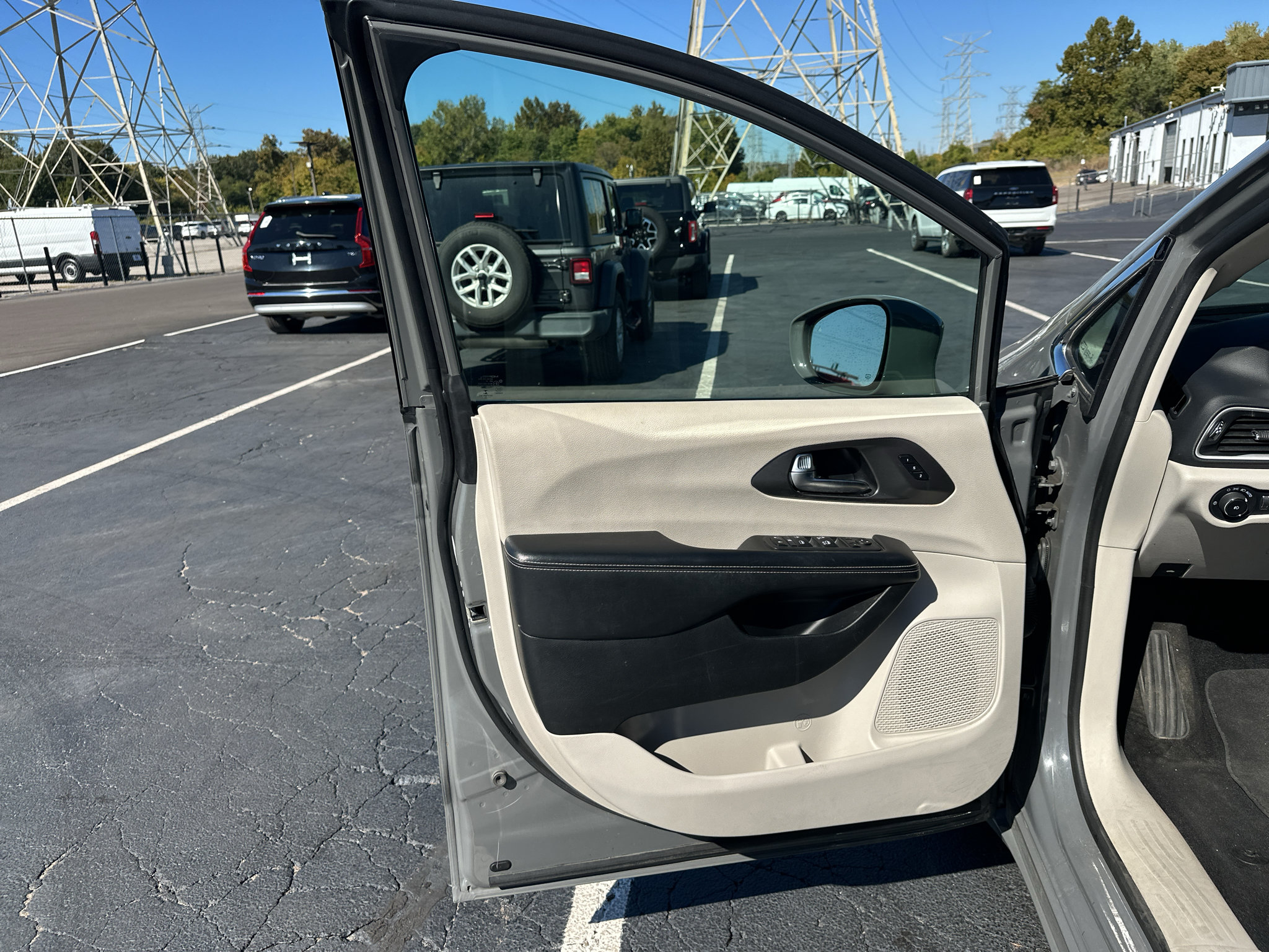 Used 2022 Chrysler Pacifica Touring-L FWD image 12