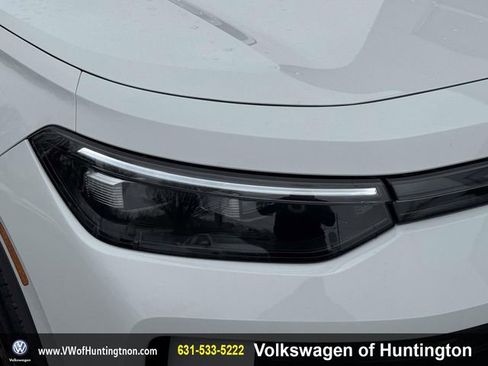 Certified 2025 Volkswagen Tiguan SE image 8