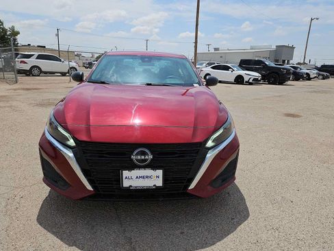 Used 2024 Nissan Altima 2.5 SV FWD image 3