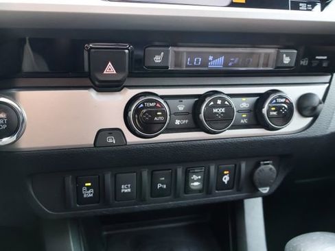 Used 2016 Toyota Tacoma Limited w/ Towing Package image 18