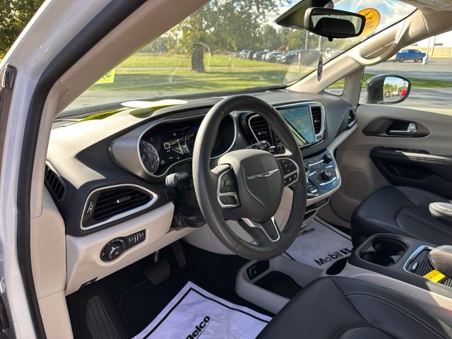 Used 2024 Chrysler Pacifica Touring-L FWD image 16