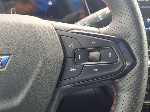 Used 2025 Chevrolet Trax RS w/ Sunroof Package image 29