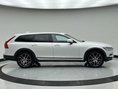 Used 2020 Volvo V90 T6 Cross Country image 4