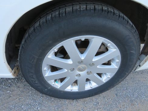 Used 2013 Chrysler Town & Country Touring image 7