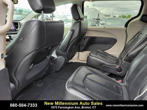 Used 2022 Chrysler Pacifica Limited image 16
