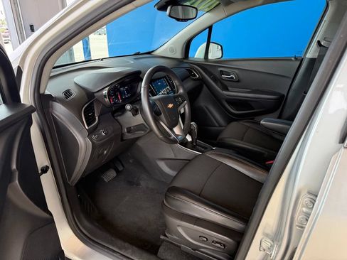 Used 2020 Chevrolet Trax LT w/ LT Convenience Package FWD image 13