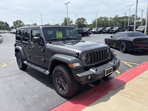 Used 2025 Jeep Wrangler Unlimited Sport AWD/4WD image 3