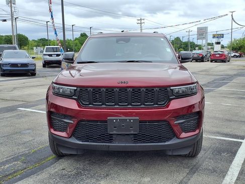 Used 2025 Jeep Grand Cherokee Altitude AWD/4WD image 2