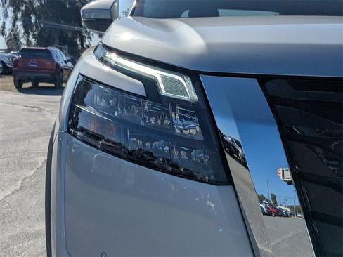 New 2025 Nissan Pathfinder SL image 10