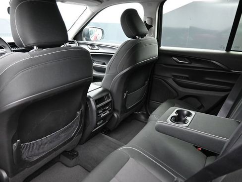 Used 2024 Jeep Grand Cherokee Laredo AWD/4WD image 13
