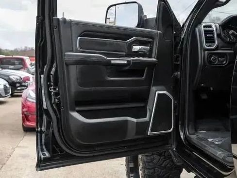 Used 2019 RAM 2500 Laramie w/ Black Appearance Package image 40