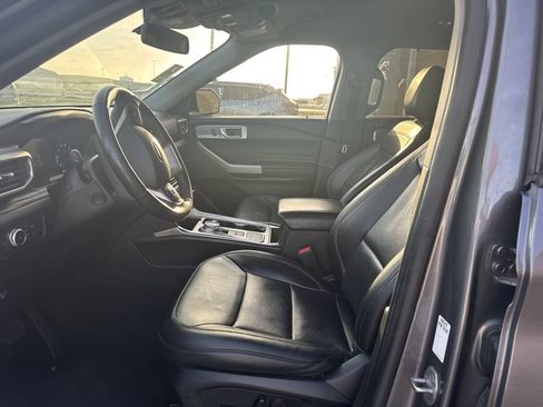 Used 2022 Ford Explorer Limited w/ Equipment Group 301A RWD image 7