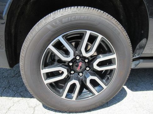 Used 2023 GMC Yukon XL AT4 w/ Technology Package AWD/4WD image 9
