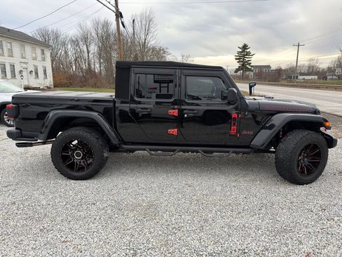 Used 2020 Jeep Gladiator Rubicon w/ Advanced Safety Group image 9