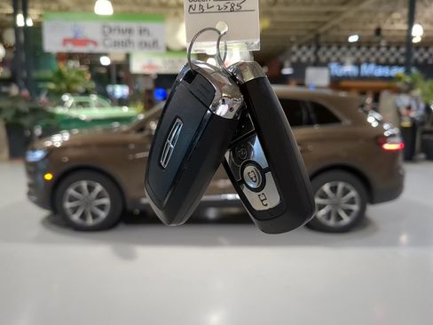 Used 2022 Lincoln Nautilus AWD w/ Premium Package image 4