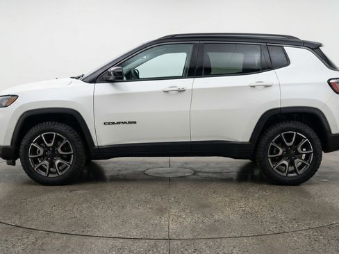 Used 2025 Jeep Compass Trailhawk AWD/4WD image 5